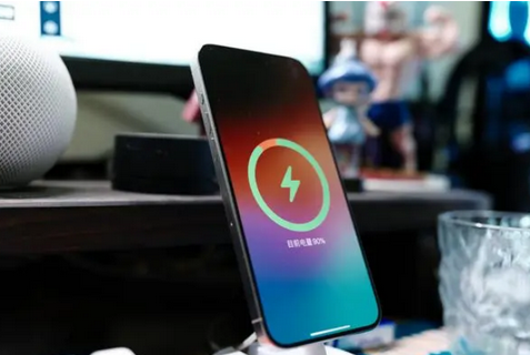定襄苹果15换屏服务分享用什么充电器给iPhone15充电更好 